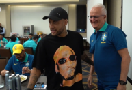 Neymar surpreende vendedor de rua e compra camisas da Seleção; veja vídeo