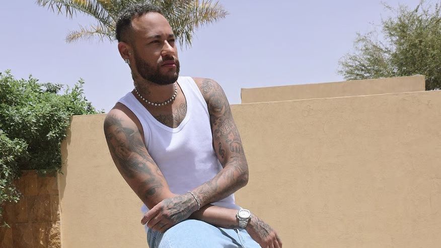 Neymar participa de ação publicitária em sua casa, na Arábia Saudita