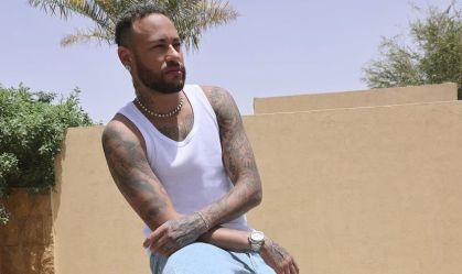 Neymar participa de ação publicitária em sua casa, na Arábia Saudita
