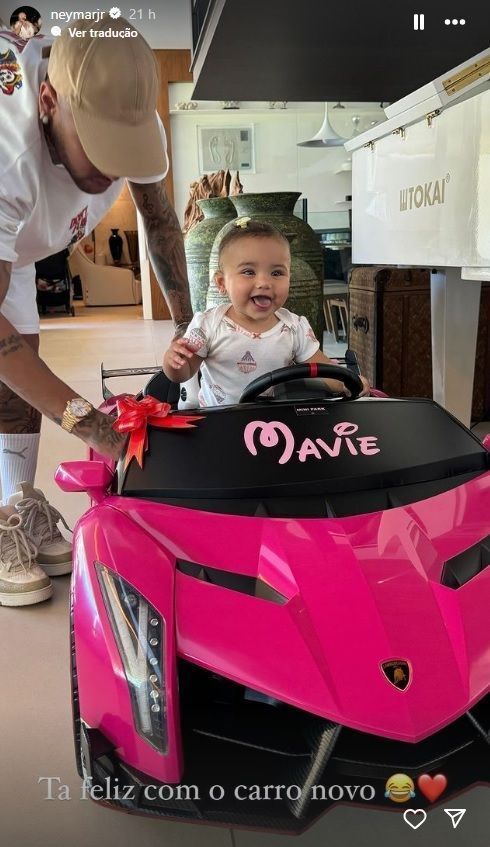 Neymar presenteando a filha Mavie com um mini carro /