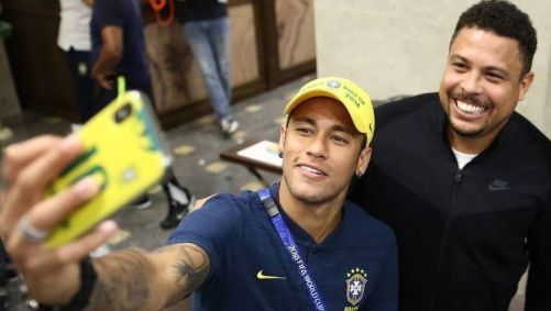 Neymar e Ronaldo foram homenageados por argentino, que colocou nomes dos atacantes nos filhos