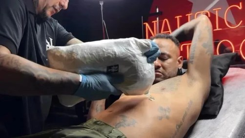 Neymar fez tatuagem em homenagem a sua filha, Mavie