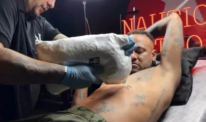 Neymar fez tatuagem em homenagem a sua filha, Mavie
