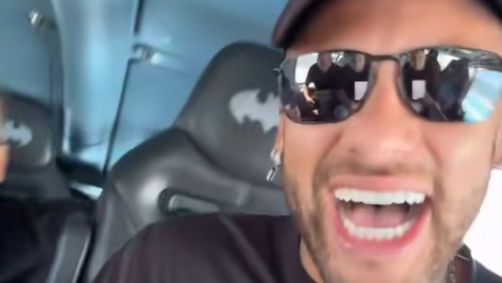 Neymar foi com os amigos a shopping em São Vicente