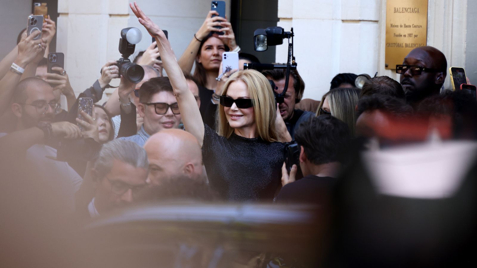Nicole Kidman prestigia desfile da Balenciaga