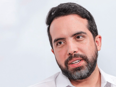 Tonny Kerlley (Novo) é branco, tem barba grisalha cabelo preto.