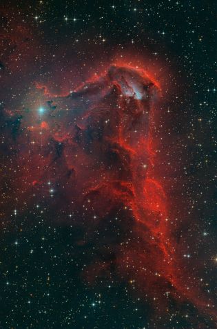 RCW 85 é uma nebulosa nuvem interestelar de gás hidrogênio brilhante / Reprodução/Martin Pugh