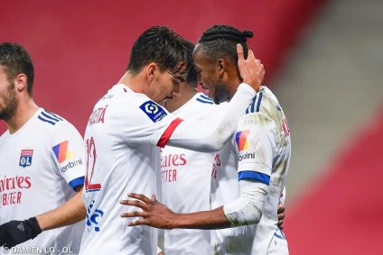 Paquetá com a camisa do Lyon