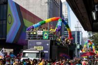 What is the story of the fan, the main accessory of the LGBT+ Pride Parade?