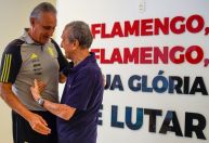 Tite se emociona com visita de Carlos Alberto Parreira no CT do Flamengo