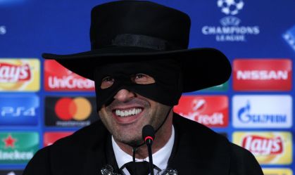Novo técnico do Milan já se fantasiou de Zorro em coletiva; entenda