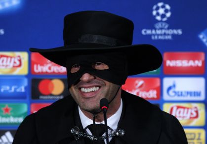 Paulo Fonseca, novo técnico do Milan, fantasiado de Zorro