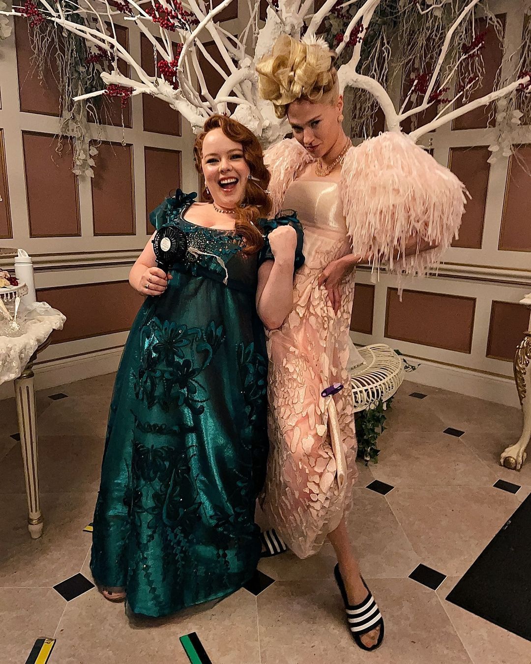 As atrizes Nicola Coughlan e Jessica Madsen nos bastidores de "Bridgerton" / Reprodução/Instagram
