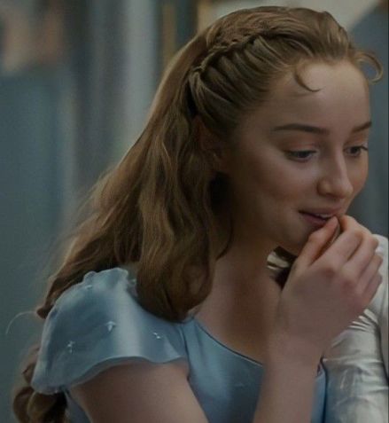 Daphne Bridgerton com penteado semi preso com trança / Reprodução/ Netflix