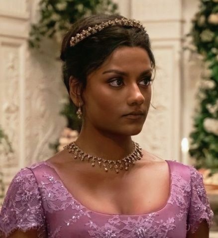 Kate Sharma com o penteado coque rainha / Divulgação/ Netflix