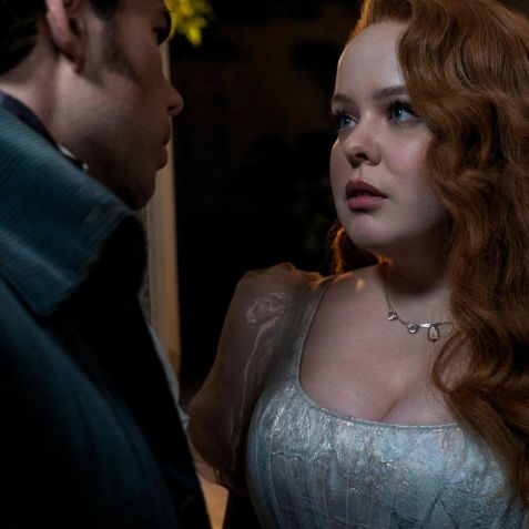 A personagem Penelope Featherington com o cabelo solto ondulado / Divulgação/ Netflix