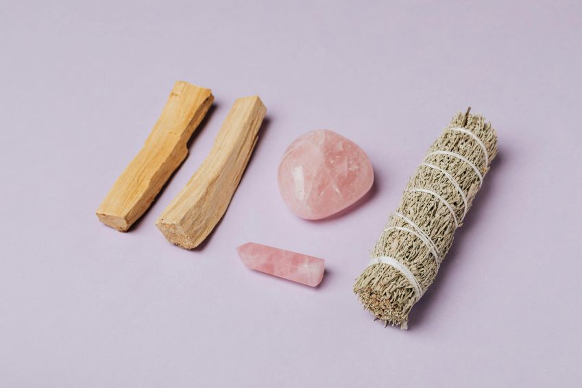 O quartzo rosa é conhecido como o "cristal do amor" devido às suas propriedades energéticas que promovem a autoaceitação, o amor-próprio e a harmonia nos relacionamentos / Pexels