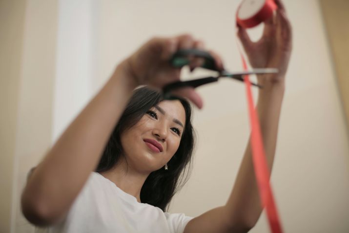 Simpatia com fita vermelha para Santo Antônio / Pexels