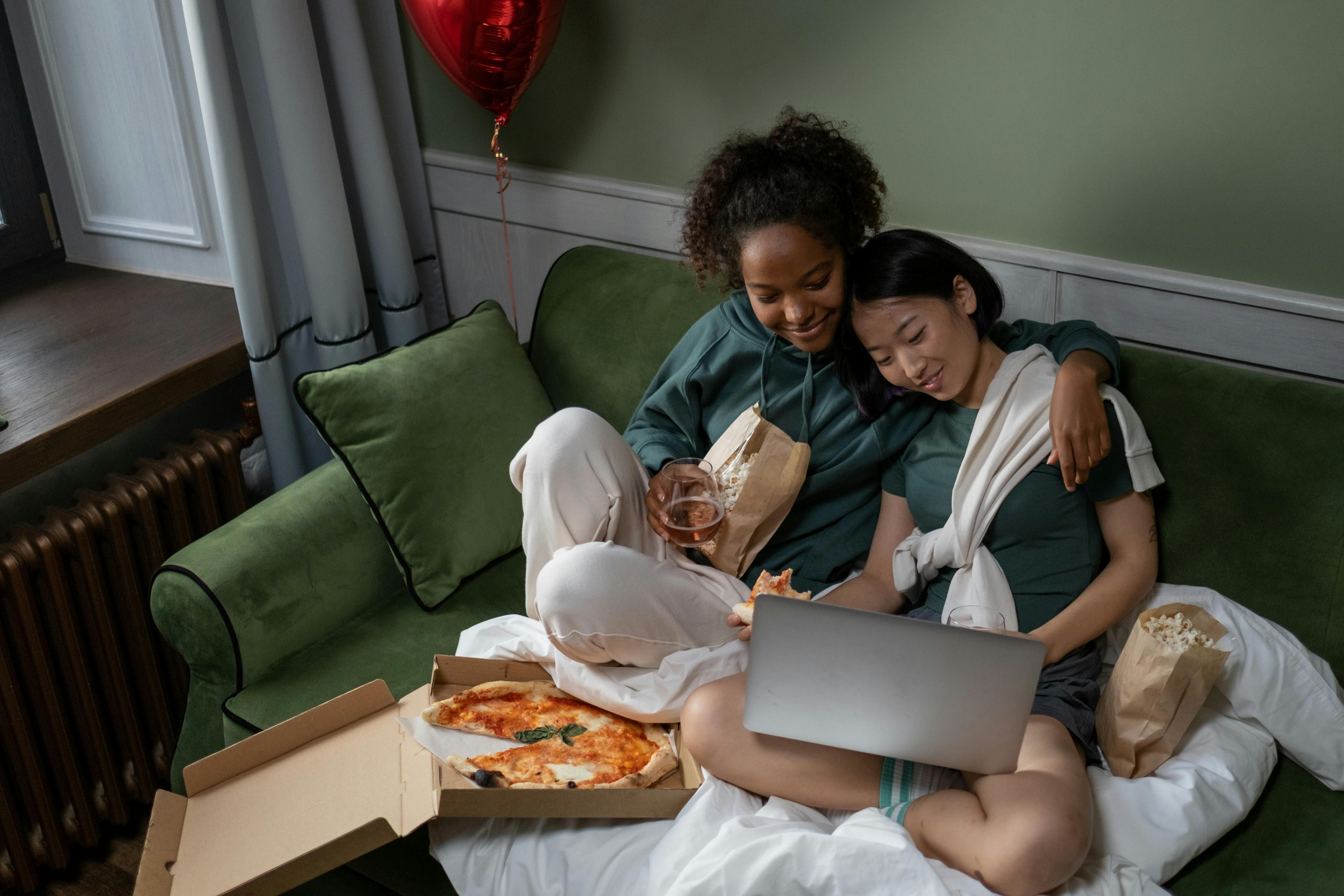 Casais neerds podem investir em sessões de filmes/seriados em casa / Pexels