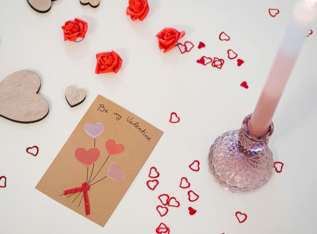Velas e pétalas de rosas são excelentes apetrechos para simpatias amorosas / Pexels