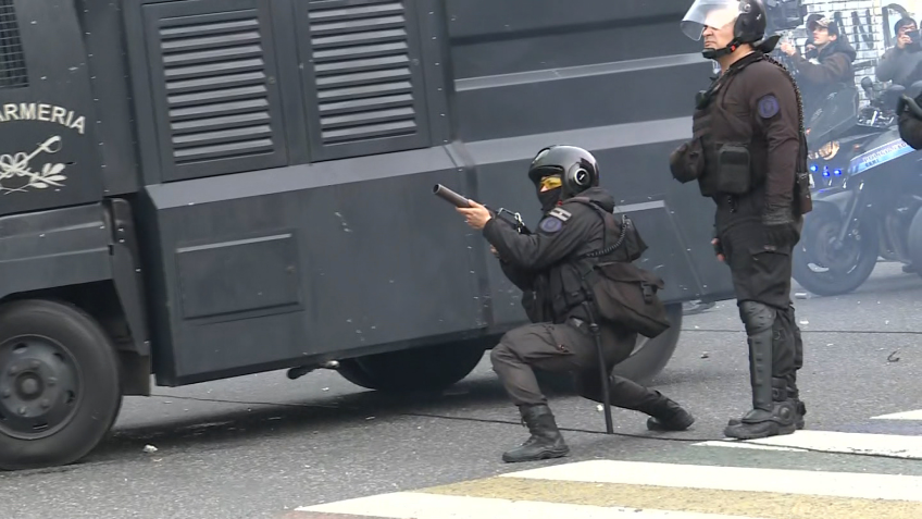 Confronto entre polícia e manifestantes do lado de fora do Congresso da Argentina / CNN