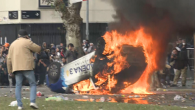 Confronto entre polícia e manifestantes do lado de fora do Congresso da Argentina