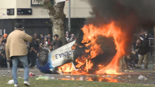 Confronto entre polícia e manifestantes do lado de fora do Congresso da Argentina