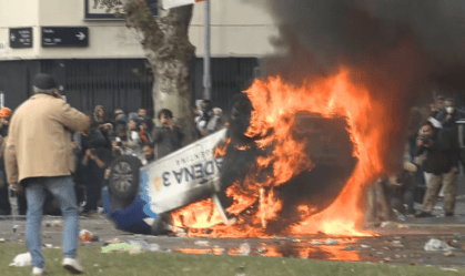 Confronto entre polícia e manifestantes do lado de fora do Congresso da Argentina