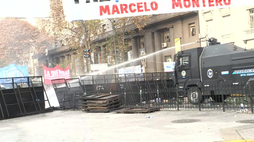 Confronto entre polícia e manifestantes do lado de fora do Congresso da Argentina / CNN
