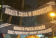 Protesto no Corinthians tem gritos de cobrança e conversa com Augusto Melo