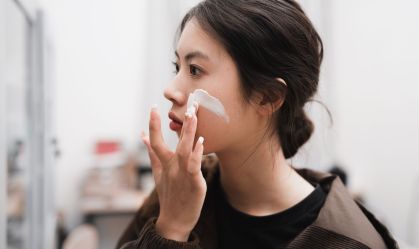 Dermatologista diz de quanto em quanto tempo reaplicar protetor solar