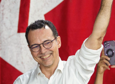 Lúdio Cabral é branco e usa óculos