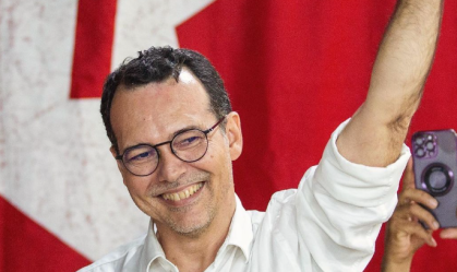 Lúdio Cabral é branco e usa óculos