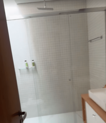 Banheiro no quarto de Ravi / Reprodução/ Instagram