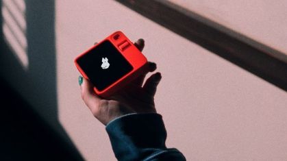 Rabbit R1 é um dos dispositivos com inteligência artificial lançados recentemente