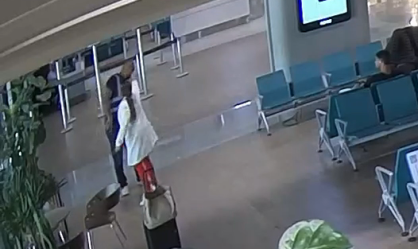 Vídeo: Mulher é presa após agredir funcionário e cometer ofensas raciais em aeroporto de MG