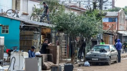 Moradores de Porto Alegre fazem limpeza de casa após chuvas que atingiram o estado do Rio Grande do Sul, em maio de 2024