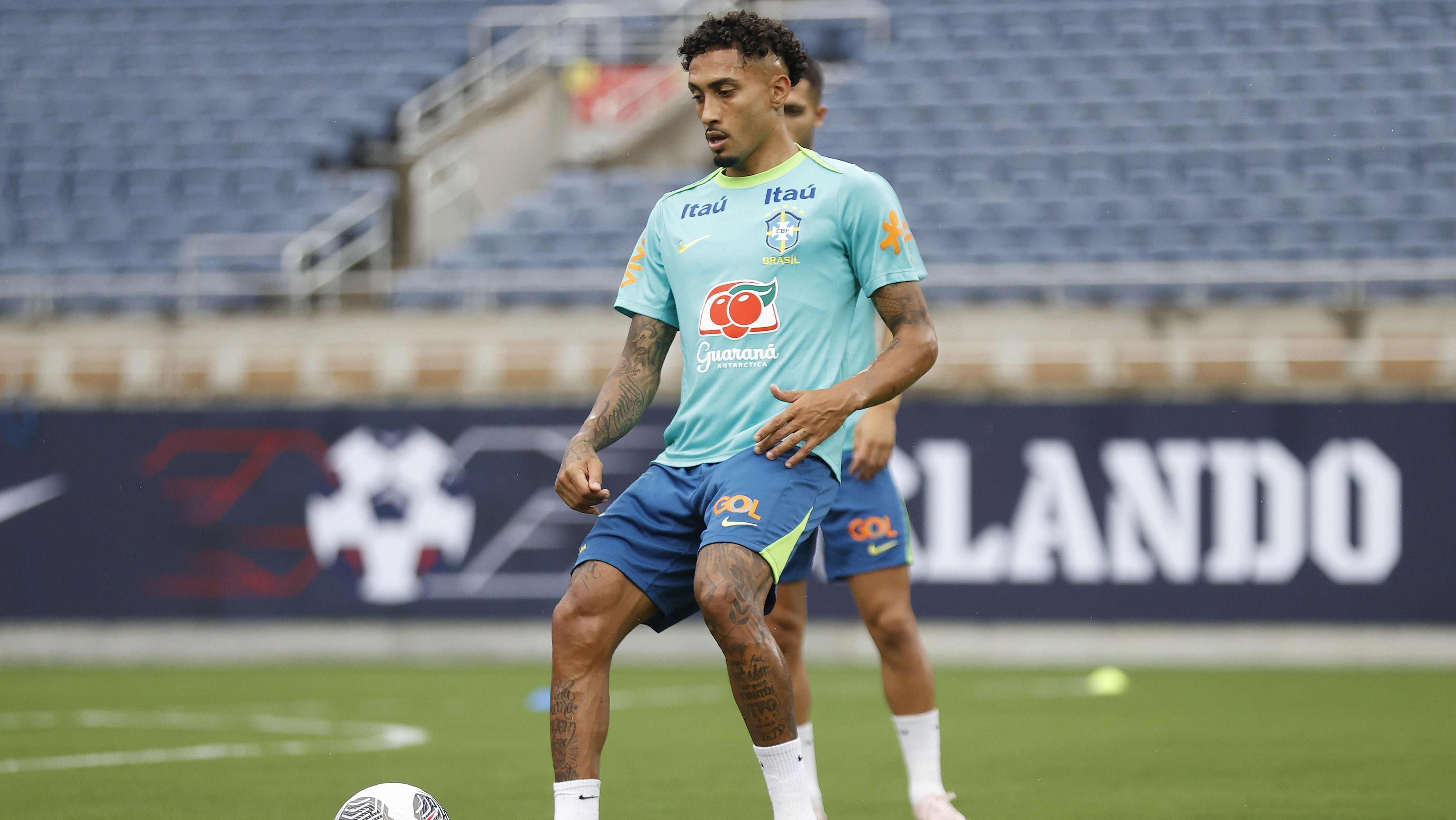 Raphinha em treino da Seleção Brasileira