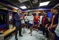 Rei da Espanha se assusta com idade de astro da seleção; assista