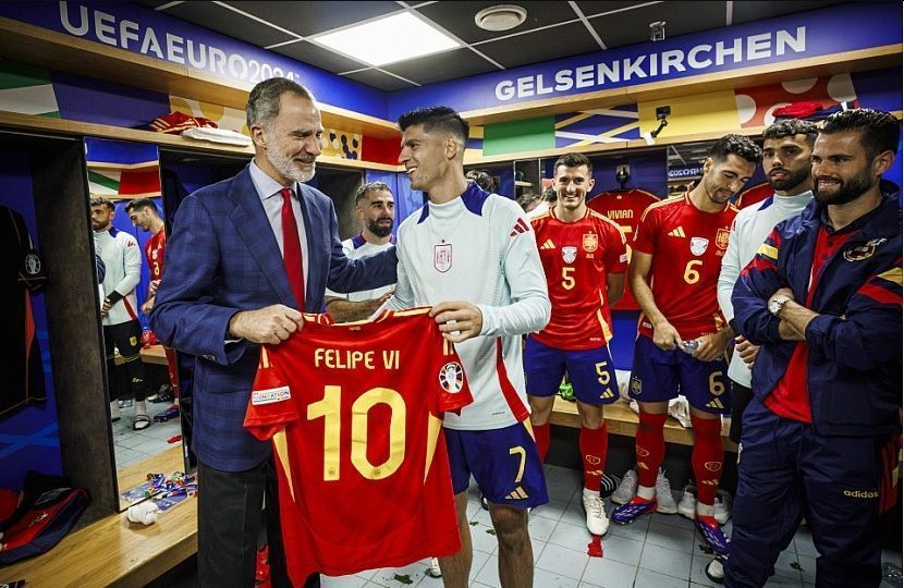 Rei Felipe IV recebe camisa personalizada no vestiário da Espanha / Divulgação/RFEF