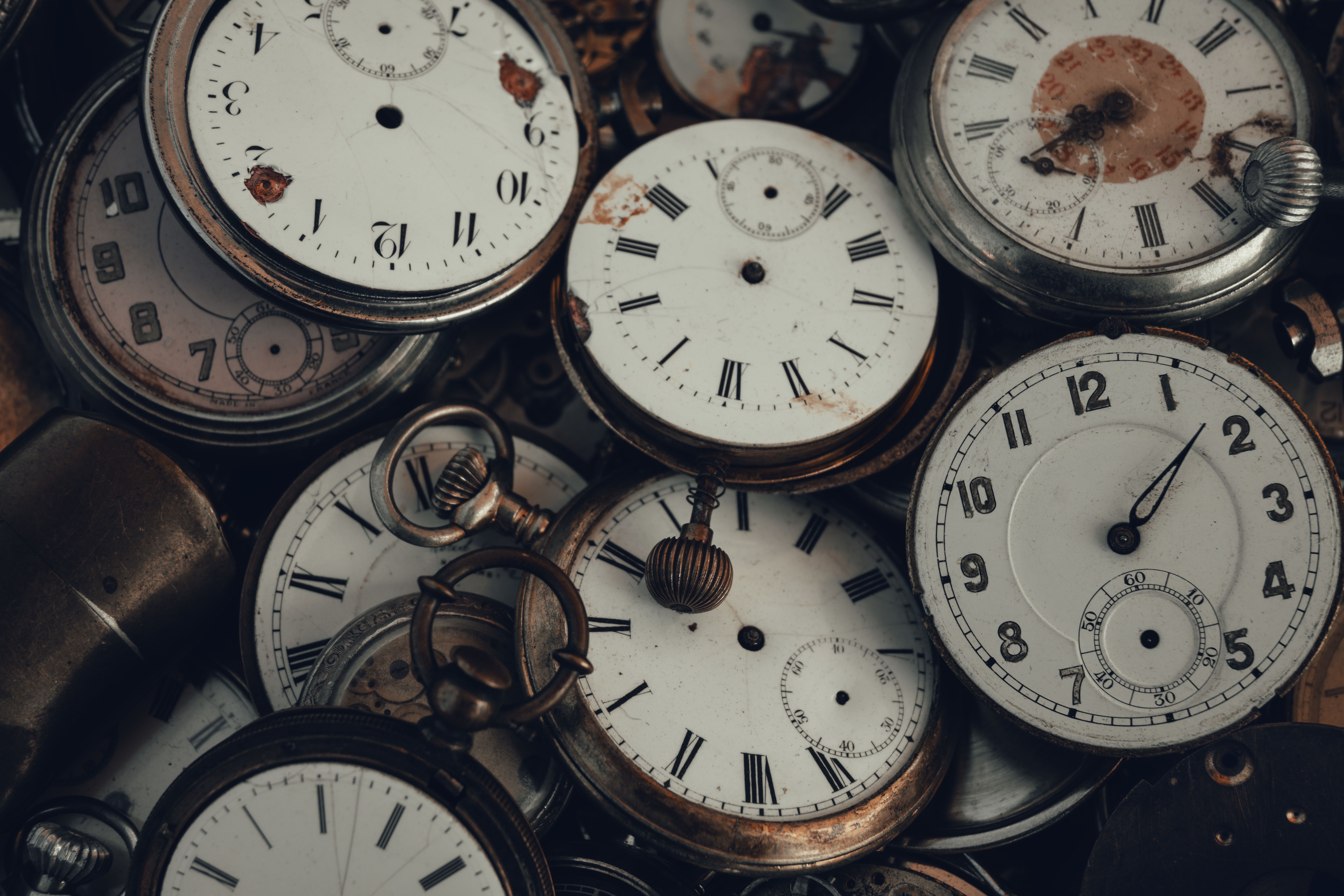 Large quantity of defective antique pocket watches and parts