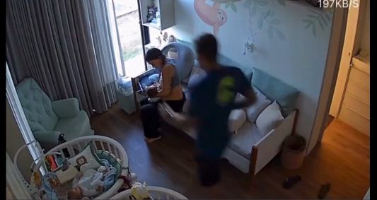 Influenciadora faz a chamada Manobra de Heimlich para desengasgar o bebê