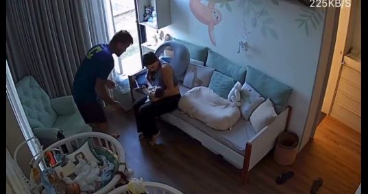 Influenciadora faz a chamada Manobra de Heimlich para desengasgar o bebê
