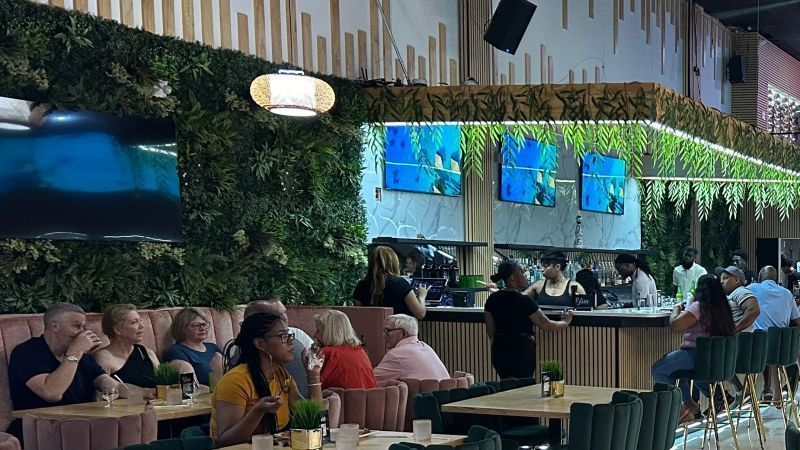 O Bliss, sofisticado restaurante caribenho nos subúrbios de St. Louis, causou debate acalorado sobre restrições
