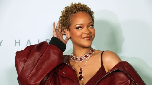 Rihanna mostra cabelo natural em evento de sua marca de beleza