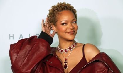 Rihanna mostra cabelo natural em festa de lançamento da Fenty Hair