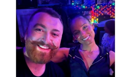 Sam Smith recebeu Alicia Keys para celebrar o aniversário de "In the Lonely Hour", seu primeiro álbum