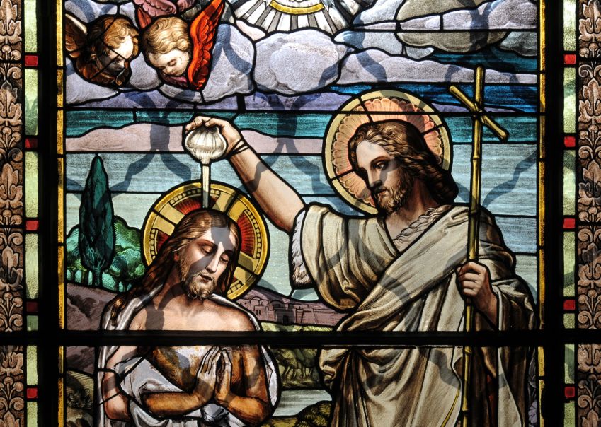 Vitral em uma igreja de Belluno, na Itália, retrata o momento no qual São João batizou Jesus Cristo / Foto: vesilvio via Getty Images