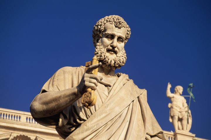 Estátua de São Pedro segurando "a chave para os céus" na Praça São Pedro, no Vaticano / David C Tomlinson via Getty Images