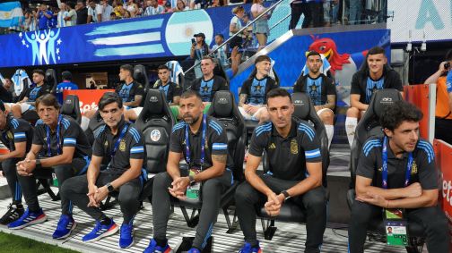Comissão técnica da Argentina durante vitória sobre o Canadá